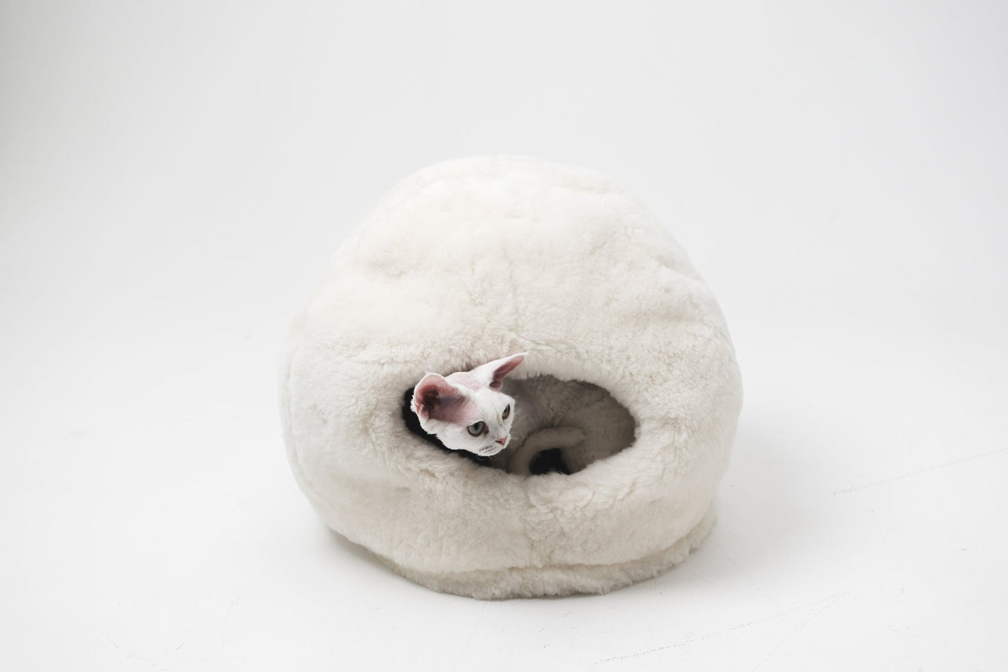 Lit pour animaux de compagnie en peau de mouton naturelle Nest - Blanc