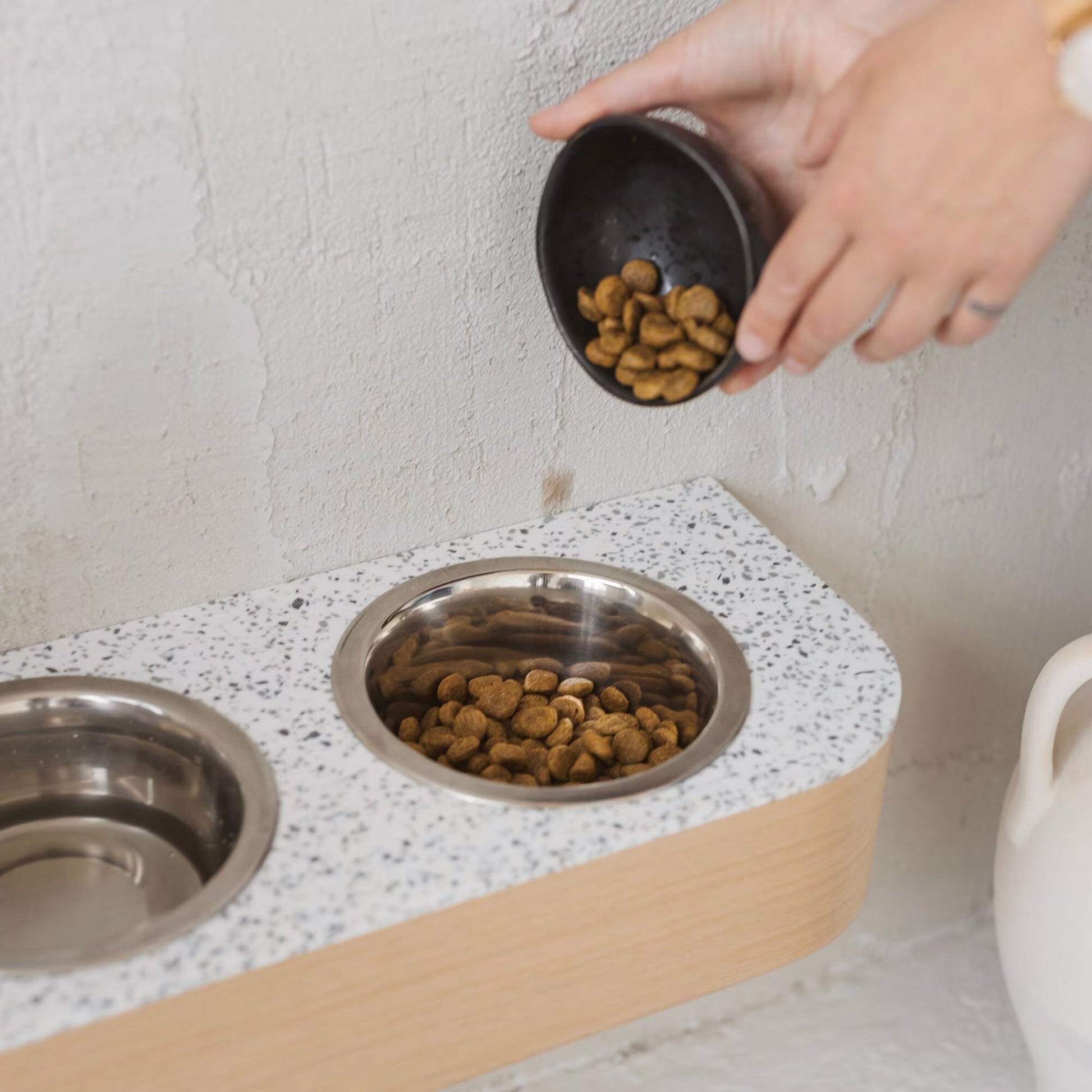 Support pour chien moyen surélevé à surface étanche, Support de bol pour chien monté en pierre solide-1